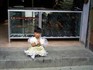 enfant dans un costume chinois