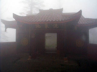 je passe la 3eme nuit dans ce temple en altitude et noye dans la brume et les nuages